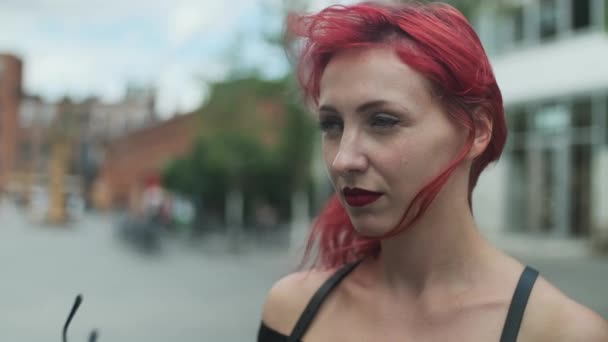 아름다운 머리의 소녀가 선글라스를 거리에서 반지를 바람에 금발이 움츠러들었다 여름의 — 비디오