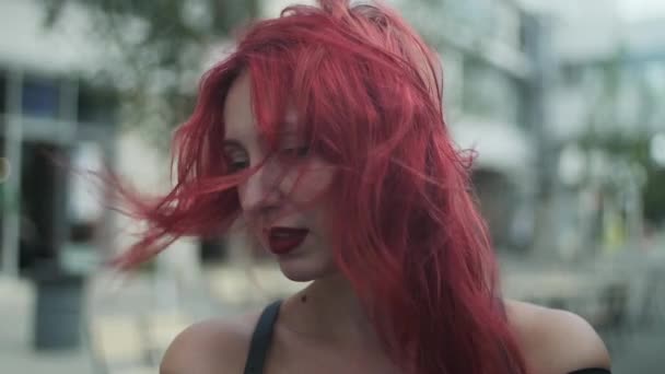 Mooi Roodharig Meisje Met Ring Haar Neus Straat Een Zonnige — Stockvideo