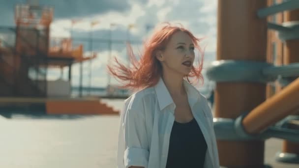 Egy Gyönyörű Vörös Hajú Lány Gyűrűvel Orrában Táncol Utcán Egy — Stock videók