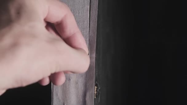 Eine Männliche Hand Schneidet Mit Hilfe Eines Cuttermessers Ein Abdeckband — Stockvideo