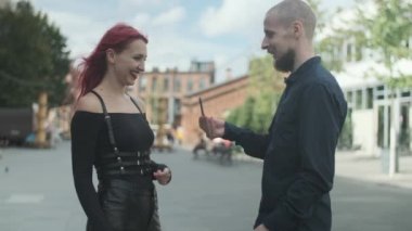 Kız ve erkek. İnsanlar sokakta tanışıyor, o da telefon numarası veriyor. Adam ünlü bir kadınla tanışıyor ve imzalı bir fotoğraf istiyor. Yaz zamanı. Bulanık şehir arkaplanı.