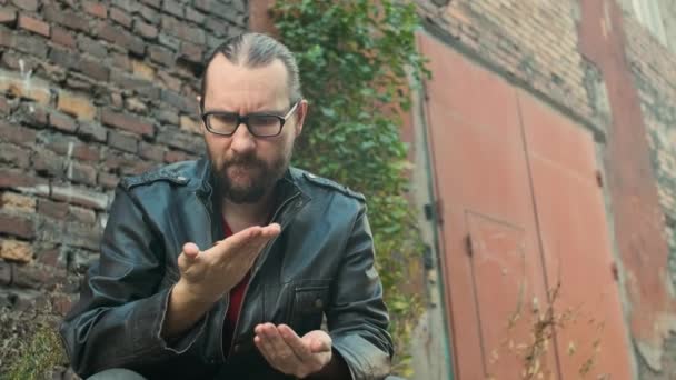 Poor Man Glasses Counting Coins Palm His Hand Beggar Counts — Stock Video