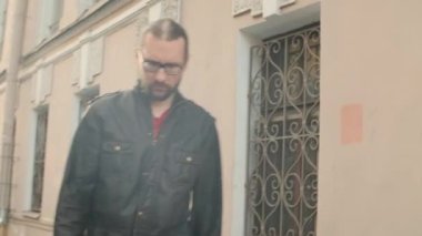 Bir adam sokakta bozuk para bulur sonra avucunun içinde bozuk paraları sayar ve yoluna devam eder. Fakirliğe düşmüş, işten çıkarılmış ya da başka bir sebepten dolayı. İşsizlik, sefalet konsepti