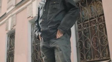 Sokaktaki zavallı evsiz bir adam ceplerini boşaltıp bize parasız olduğunu gösteriyor. Fakirliğe düşmüş, işten çıkarılmış ya da başka bir sebepten dolayı. İşsizlik, sefalet konsepti