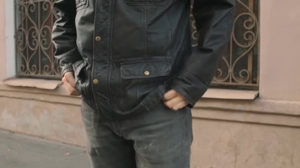 Ein Armer Obdachloser Auf Der Straße Macht Seine Taschen Von — Stockvideo