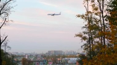 Metropolitan sisli şehri araba sıkışıklığı nedeniyle gaz, hava kirliliği ve güneş ışığı eksikliği yaşıyor. İniş uçağı, trafik sıkışıklığı ve uzak binalar yüksek bir yerden alındı.