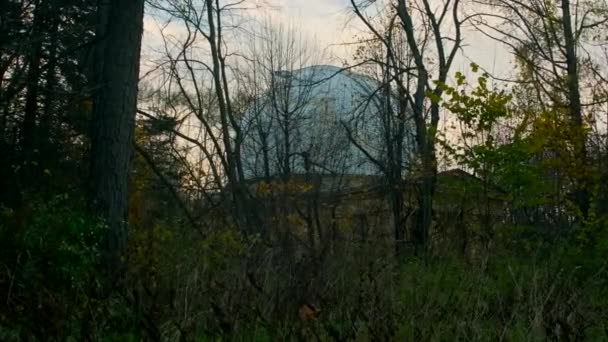 Старая Обсерватория Телескопом Установленным Полусферической Крыше Кажется Заброшенным Сих Пор — стоковое видео