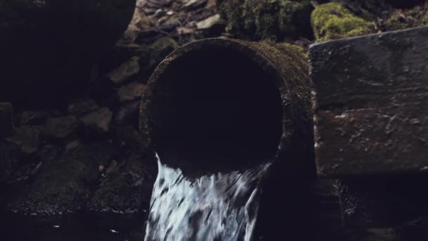水晶清澈的水从管子里径直流到外面 不合理地浪费水 浪费资源概念 — 图库视频影像
