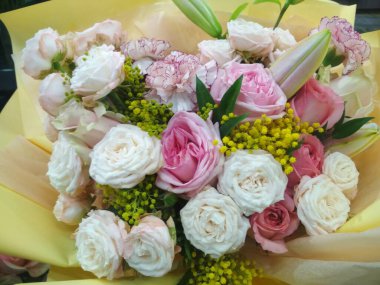 Beyaz buketli ve tomurcuklu pembe güller