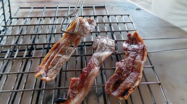 Yaşam tarzı. Doğada piknik. Adamın elleri eti ızgaraya koyuyor. Pankart, poster, pazar