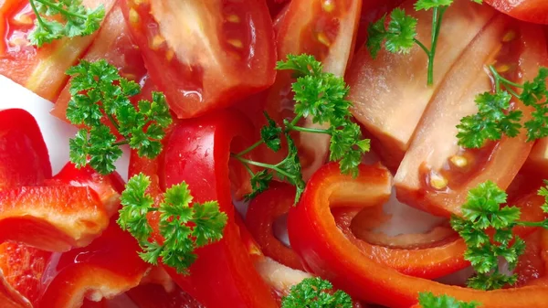 Tomates Suculentos Fatiados Pimentas Sino Salsa Prato Branco Antecedentes Dos — Fotografia de Stock
