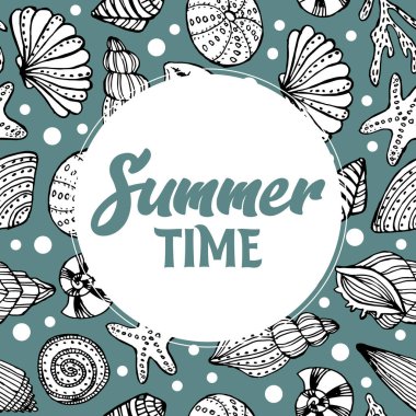 Yaz illüstrasyonu, turkuaz arka planda el çizimi deniz kabukları ve yaz saati mesajı. Yazdırma, kırpma sanatı, şablon