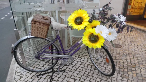 Vintage Bicycle Bouquet Daisies Sunflowers Straw Basket Urban Landscape — стоковое фото