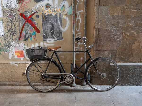 Biciclete Oraș Negru Coș Spate Legat Post Stradă Graffiti Perete — Fotografie, imagine de stoc