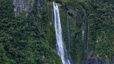 Milford Sound 'daki Leydi Bowen Şelalesi. Muhteşem manzara. Yeni Zelanda