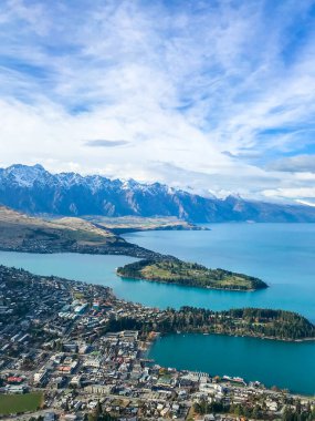 Queentown Yeni Zelanda 'nın muhteşem manzarası ve Wakatipu Gölü ile Queentown Körfezi..