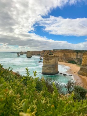 Victoria, Melbourne 'da mavi gökyüzü olan Güzel Büyük Okyanus Yolu.