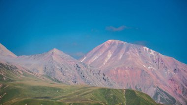 Georgia dağlarında güzel güneşli bir manzara. Gudauri.