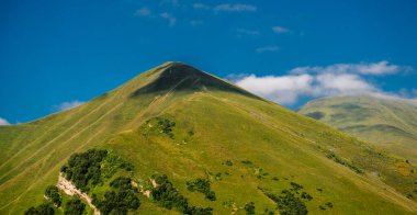 Georgia dağlarında güzel güneşli bir manzara. Gudauri.