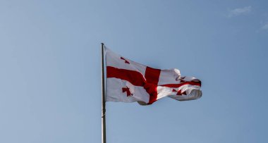 rüzgarda sallayarak Gürcistan bayrağı.