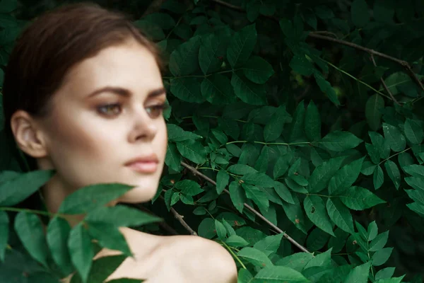 Привлекательная женщина уход за кожей голые плечи зеленые листья природы крупным планом — стоковое фото