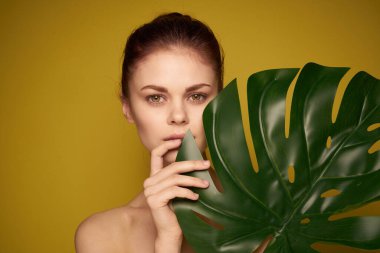 Güzel kadın palmiye yaprağı çıplak omuzlar izole edilmiş arka plan