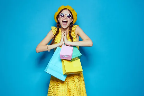 Hezká žena s pestrobarevnými taškami pózující studio model — Stock fotografie