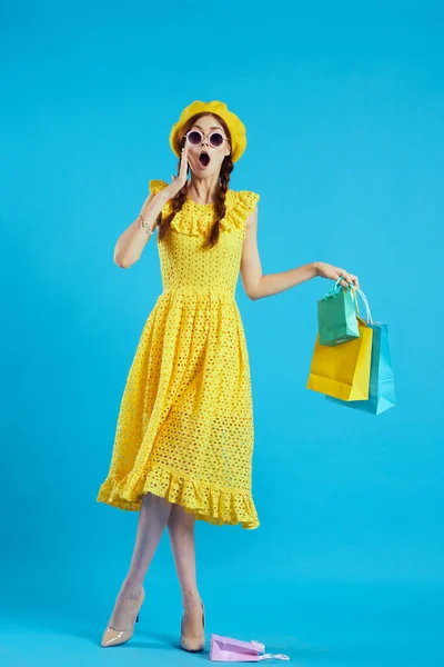 선글라스를 끼고 쇼핑 패션을 추며 웃고 있는 여성 — 스톡 사진