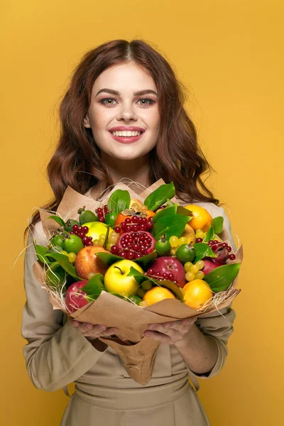 Ładna kobieta uśmiech pozowanie świeże owoce bukiet emocje odizolowane tło — Zdjęcie stockowe