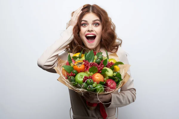 Ritratto di una donna divertente posa bouquet di frutta vitamine isolato sfondo — Foto Stock