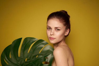 Çekici kadın palmiye yaprağı çıplak omuz spa tedavileri