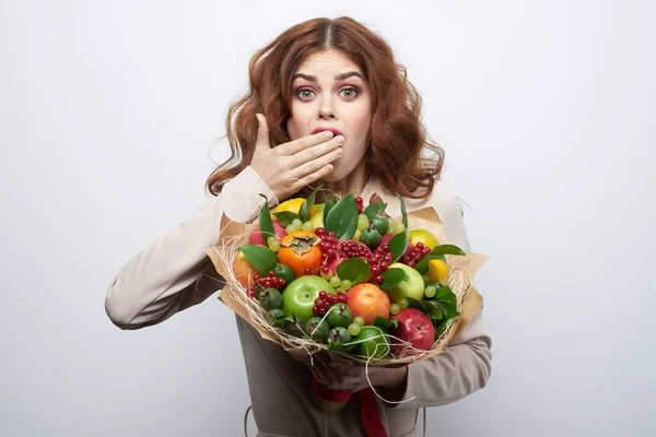 Allegro donna sorriso posa frutta fresca bouquet emozioni luce sfondo — Foto Stock