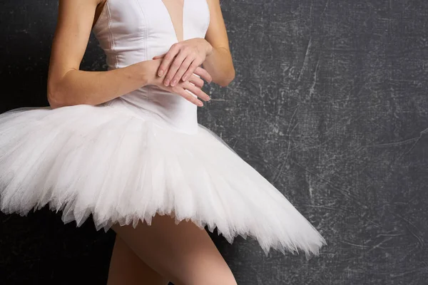 Bailarina danza rendimiento tutu la oscuro fondo —  Fotos de Stock