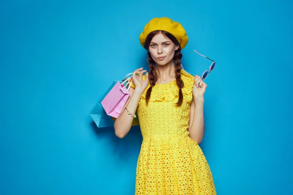 黄色の帽子で笑顔の女性｜Shopaholicファッションスタイル隔離された背景 — ストック写真
