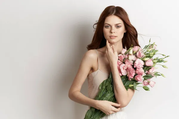 Mooie vrouw roze bloem boeket mode zomer licht achtergrond — Stockfoto