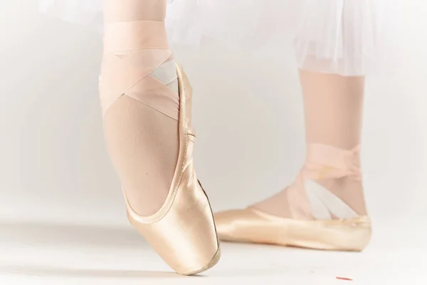 Baletní boty tanec provádí klasický styl světlo pozadí — Stock fotografie