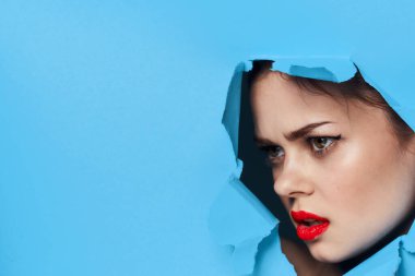 Kadın yüzü kırmızı dudaklar portre cazibesi sergiliyor