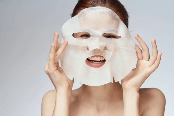 Wanita dengan bahu telanjang wajah masker prosedur perawatan kulit — Stok Foto