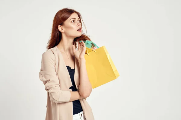 Krásná žena nakupování zábava životní styl izolované pozadí — Stock fotografie