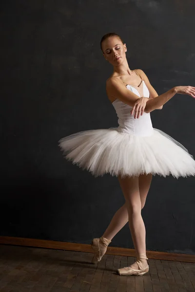 Bailarina de mujer en tutú blanco performance grace dance — Foto de Stock