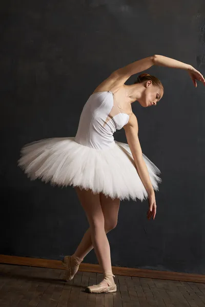 Femme ballerine en blanc tutu performance grace danse — Photo