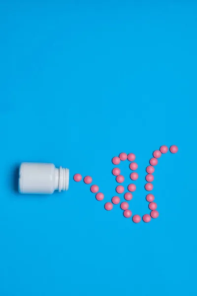 진통제 투 여량 비타민 캡슐 의학적 파란색 배경 — 스톡 사진