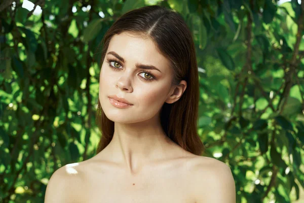 Όμορφη γυναίκα ελκυστική φαίνονται γυμνοί ώμοι πράσινα φύλλα μοντέλο — Φωτογραφία Αρχείου