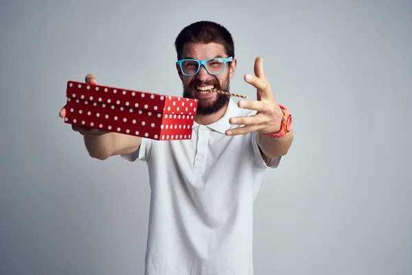 Brodaty człowiek pudełko z prezent wakacje zabawa urodziny — Zdjęcie stockowe