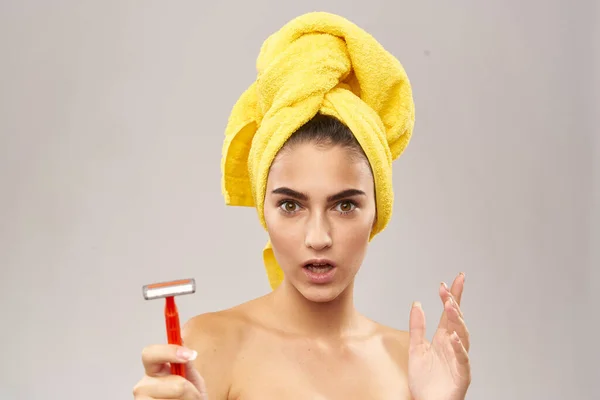 Fröhliche Frau Rasiermesser in der Hand Hautpflege Hygiene — Stockfoto