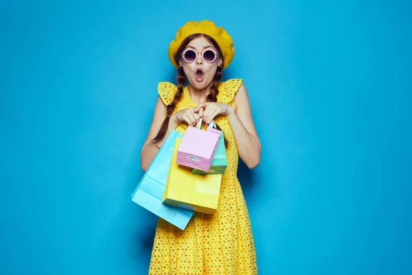 Allegra donna shopping intrattenimento stile di vita isolato sfondo — Foto Stock