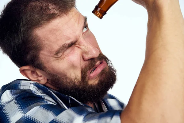 Пьяный человек пьет пиво алкоголь эмоции легкий фон — стоковое фото