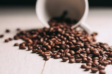 Bir fincan kahve espresso canlandırıcı, ahşap masa.