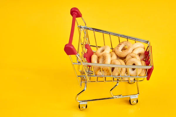 Bevásárlókocsik bevásárló szupermarket bolt sárga háttér — Stock Fotó