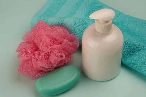 Mýdlo hygiena péče o tělo koupelna dodávky zelené pozadí — Stock fotografie